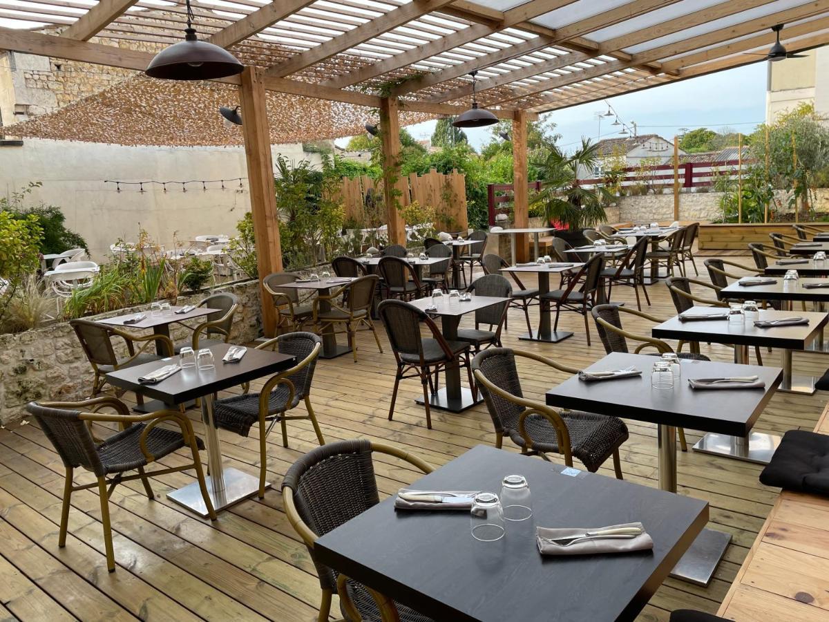Hotel Restaurant De L'Ecu Жонзак Экстерьер фото