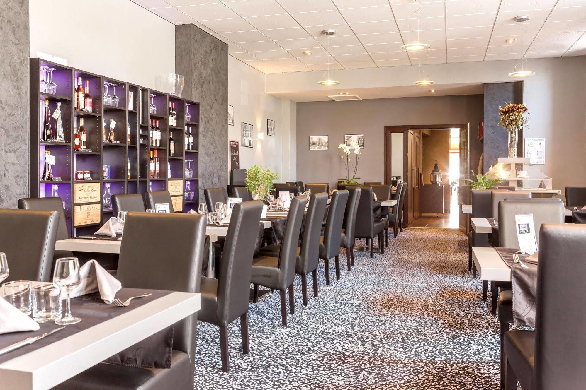 Hotel Restaurant De L'Ecu Жонзак Экстерьер фото