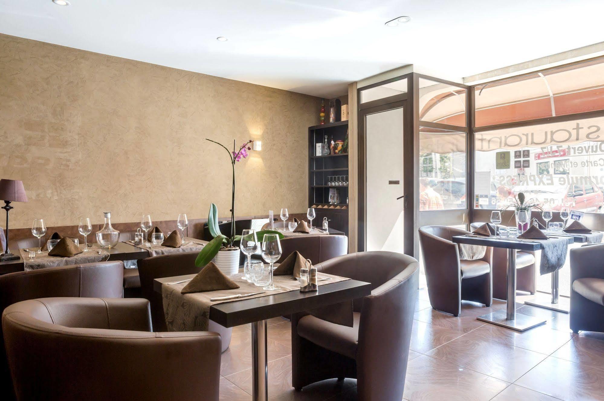 Hotel Restaurant De L'Ecu Жонзак Экстерьер фото
