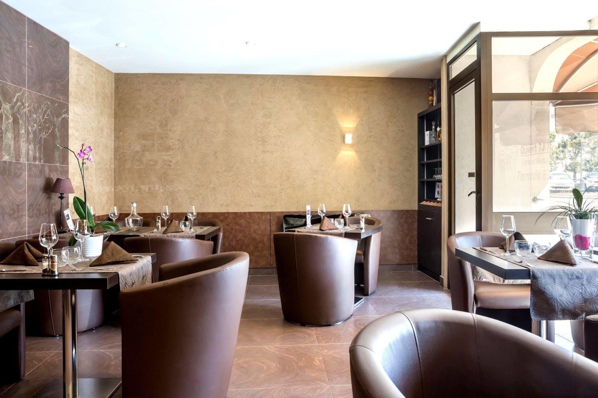 Hotel Restaurant De L'Ecu Жонзак Экстерьер фото