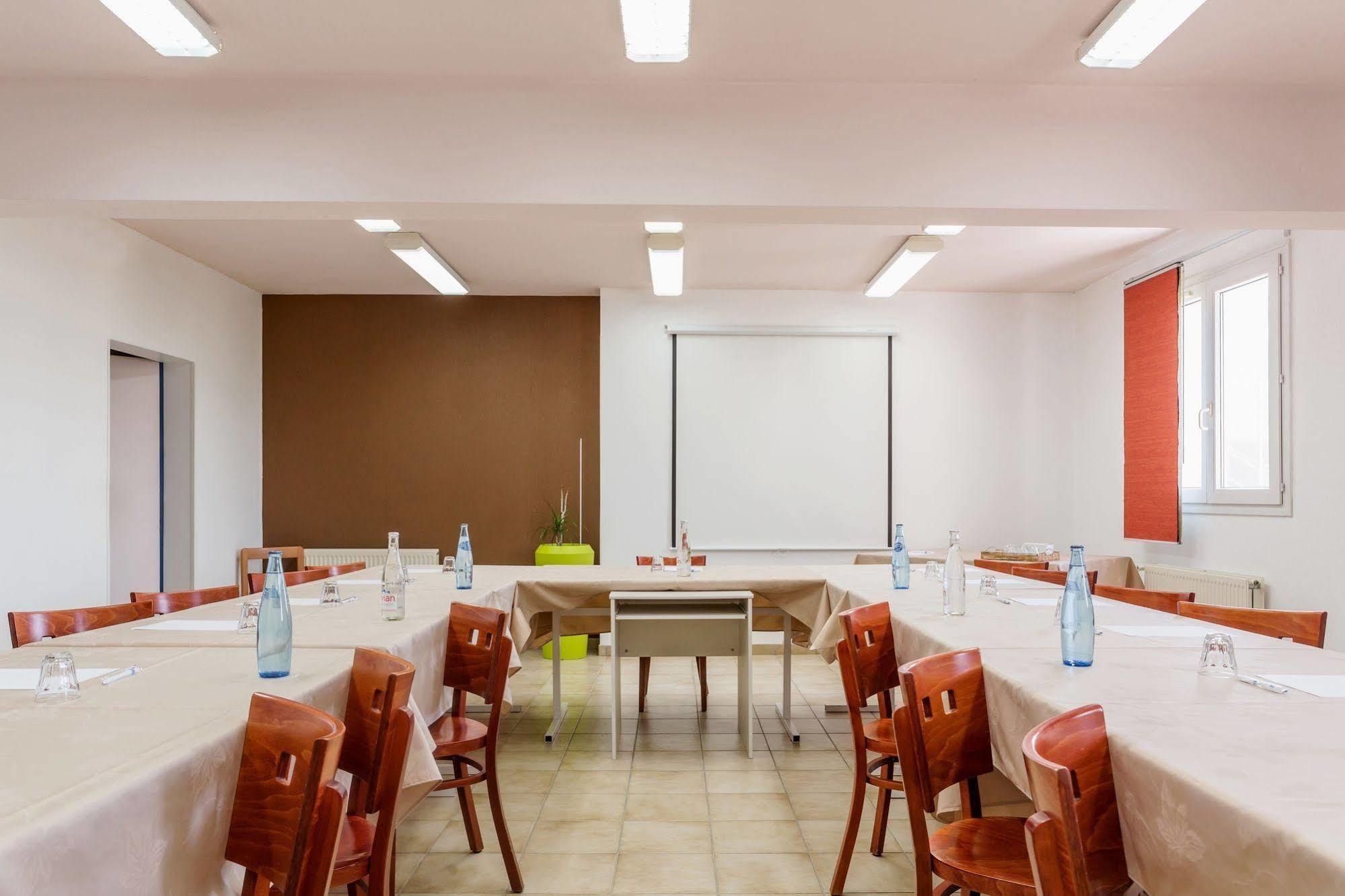 Hotel Restaurant De L'Ecu Жонзак Экстерьер фото