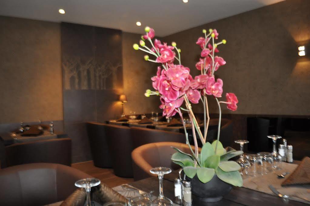 Hotel Restaurant De L'Ecu Жонзак Экстерьер фото