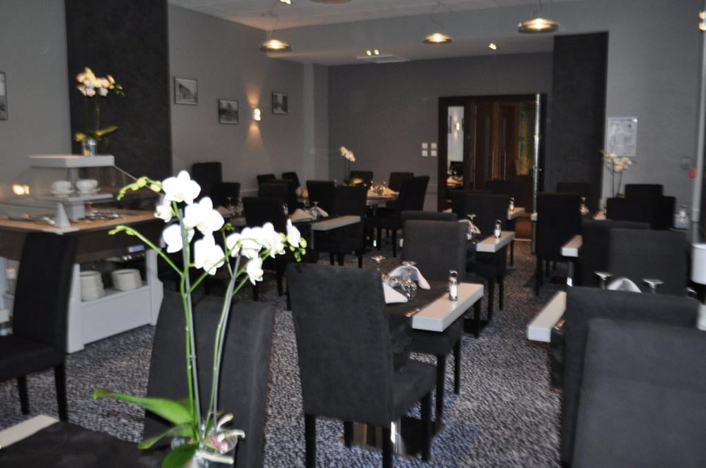 Hotel Restaurant De L'Ecu Жонзак Экстерьер фото